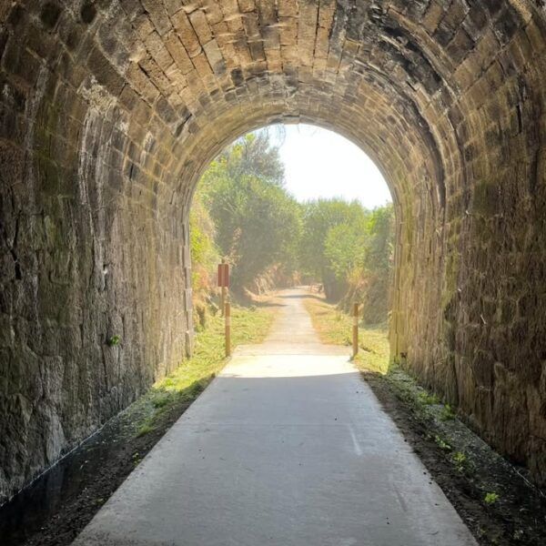 Vista del túnel en la vía verde de Béjar con sendero iluminado