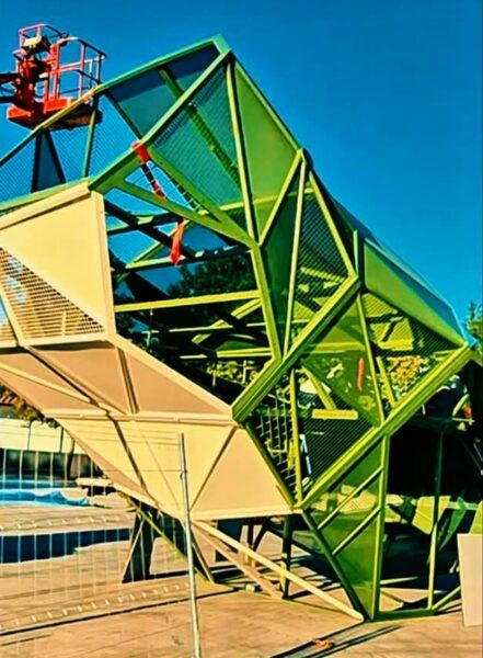 Montaje de un innovador juego infantil en forma de rana en el parque de Würzburg.