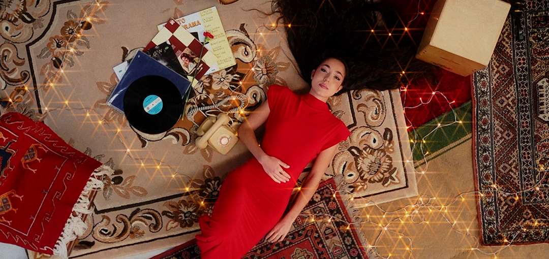 Nereida Sanchón en un ambiente musical con alfombra y discos