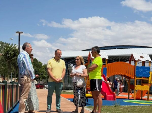 Inauguración de la nueva plaza en Vistahermosa con concejales y vecinos