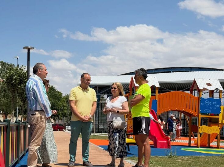 Inauguración de la nueva plaza en Vistahermosa con concejales y vecinos