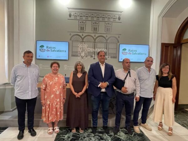 Presentación de la ruta Raíces de Salvatierra en Salamanca con varios representantes