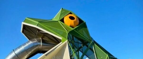 Rana de parque infantil con tobogán y fuente interactiva en Salamanca