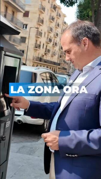 Hombre utilizando un parquímetro en zona de estacionamiento ORA