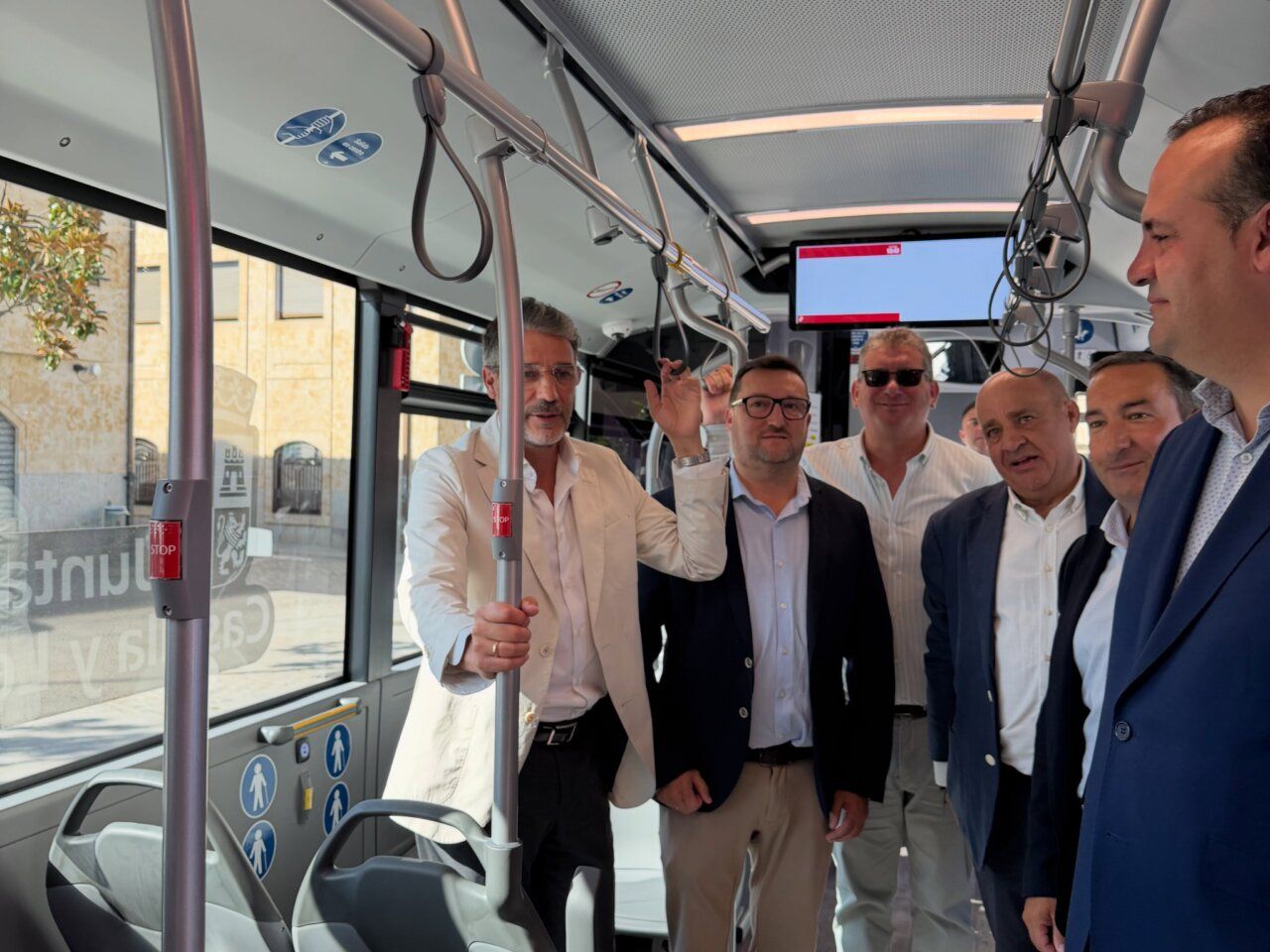 Presentación del nuevo autobús híbrido en Villamayor con varios asistentes