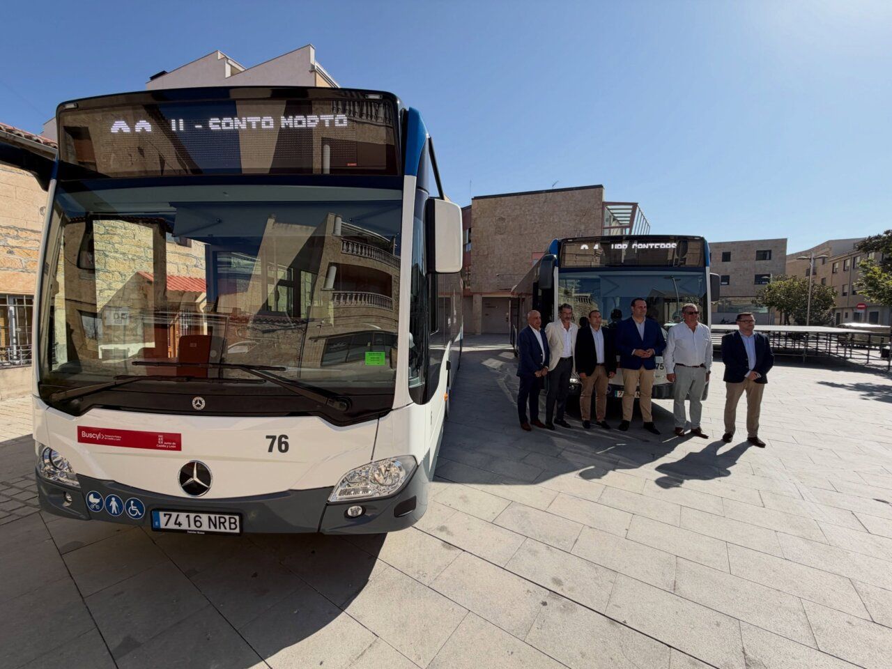 Presentación del nuevo autobús híbrido en Villamayor con autoridades locales