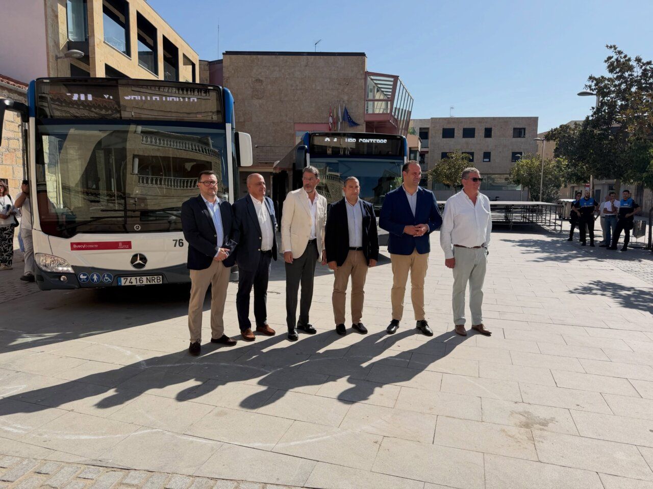 Presentación del nuevo autobús híbrido en Villamayor con autoridades locales