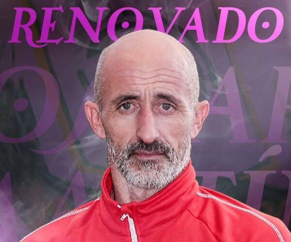 Óscar Martín en su rol como entrenador del equipo femenino