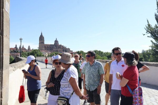 Grupo de personas en un paseo guiado junto al río Tormes en Salamanca
