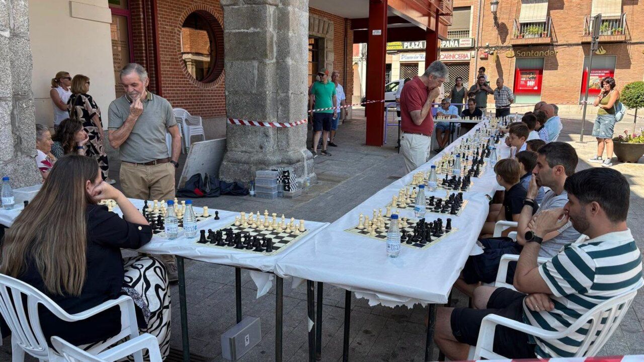 Jornada de ajedrez al aire libre en la Plaza de España de Peñaranda