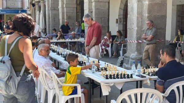 Jornada de ajedrez al aire libre en la Plaza de España de Peñaranda