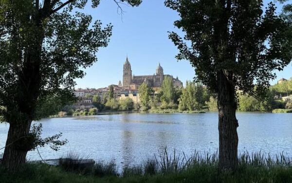 Vista del río Tormes con la ciudad de Salamanca al fondo