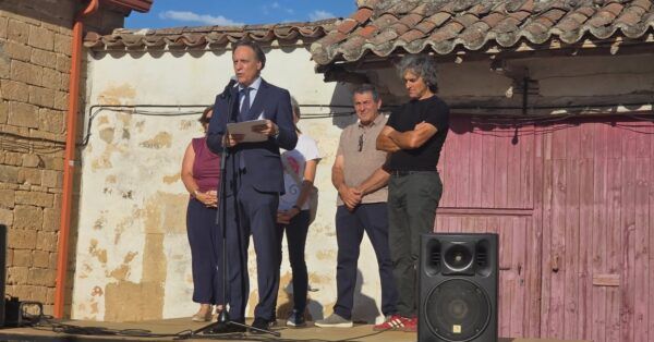Miguel Ángel dando el pregón de las fiestas en Pedrosillo El Ralo