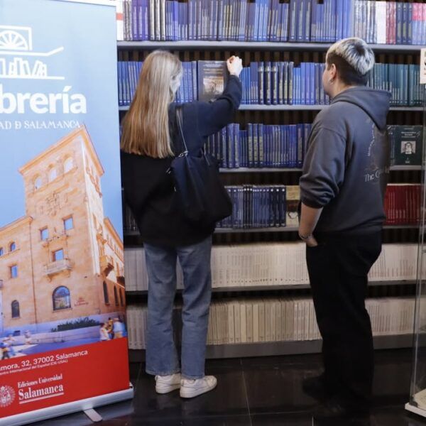 Personas en una librería observando libros de la colección Memoria de Mujer.