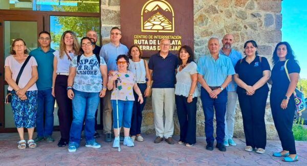 Grupo de personas en la presentación de una audioguía accesible en Salamanca