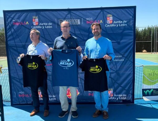 Tres hombres sosteniendo camisetas en un evento de tenis en Béjar