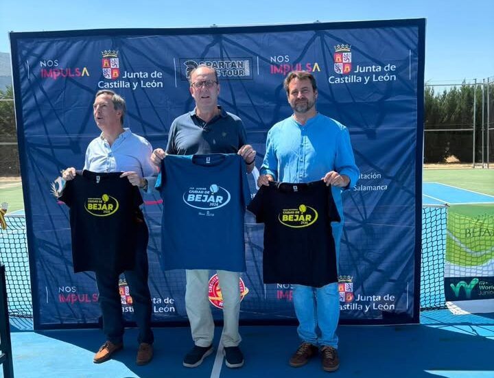 Tres hombres sosteniendo camisetas en un evento de tenis en Béjar