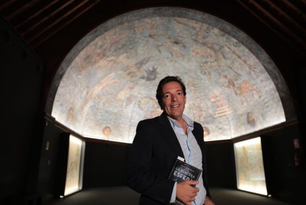 Hombre sosteniendo un libro en la presentación de un thriller en Salamanca