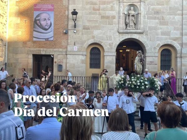 Celebración de la procesión del Día del Carmen en Alba de Tormes con multitud de asistentes.
