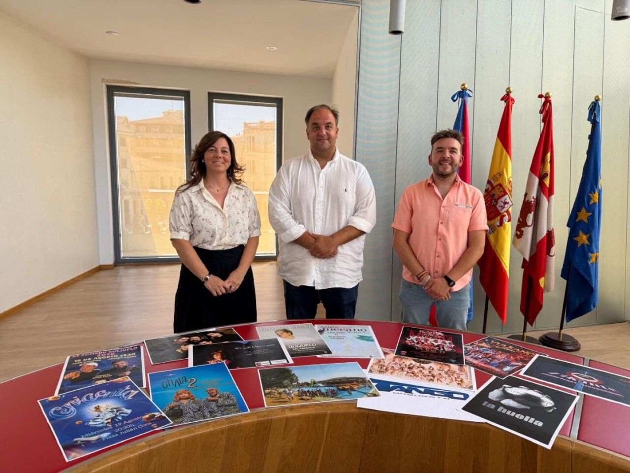 Presentación del programa de fiestas de Guijuelo 2026 con actividades y música.