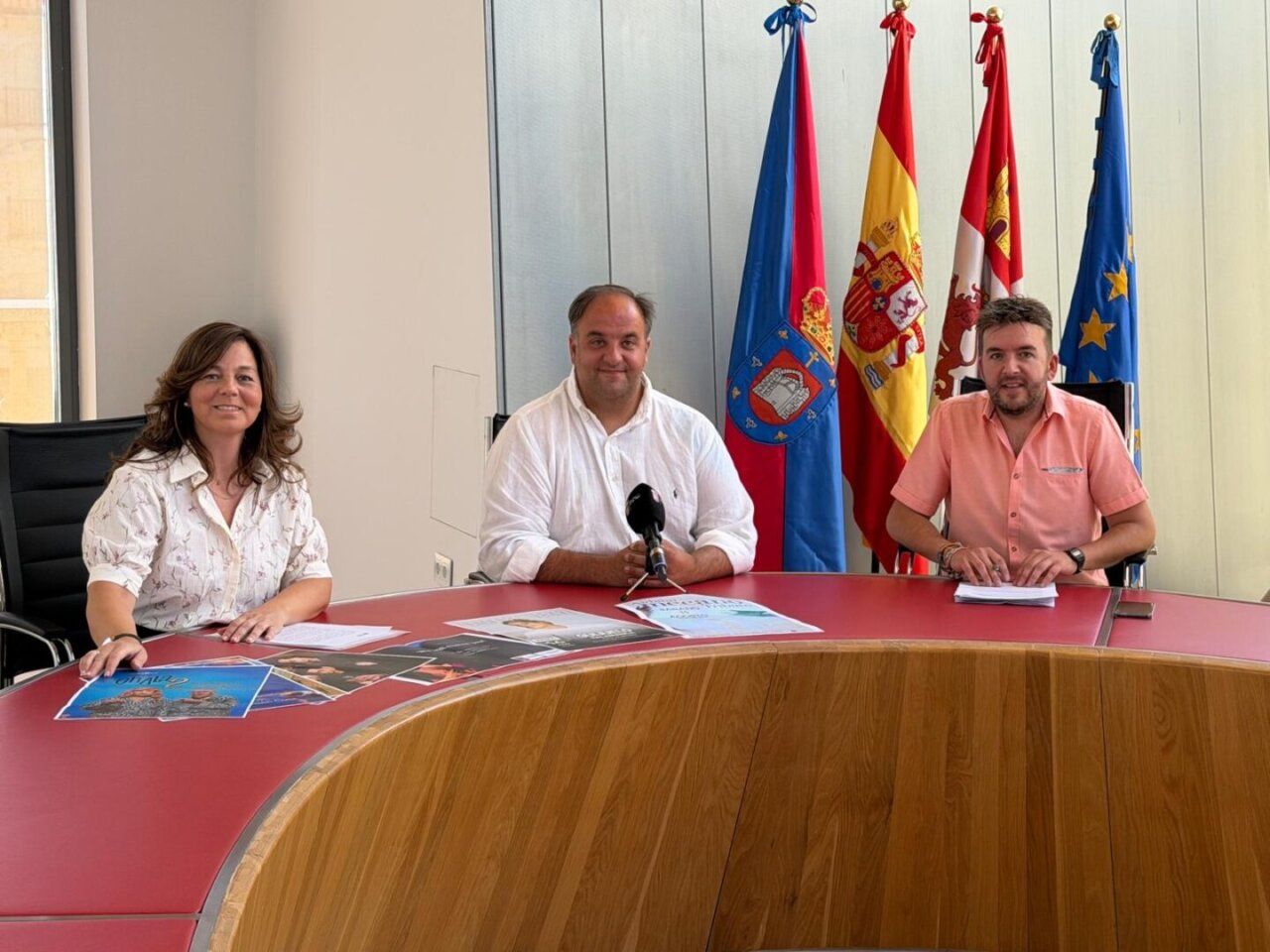 Presentación del programa de fiestas de Guijuelo 2026 con tres personas