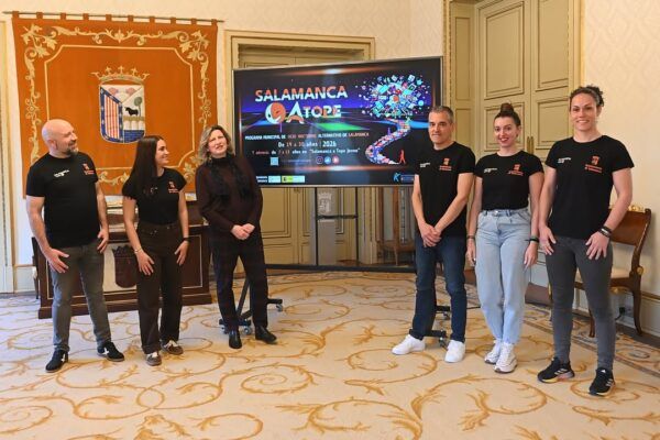 Presentación del programa Salamanca a Tope con participantes y pantalla informativa