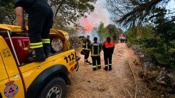 Voluntarios de Protección Civil trabajando en un incendio forestal en Fermoselle.