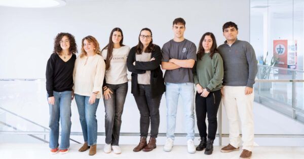 Grupo de investigadores en un laboratorio sobre resistencia a quimioterapia