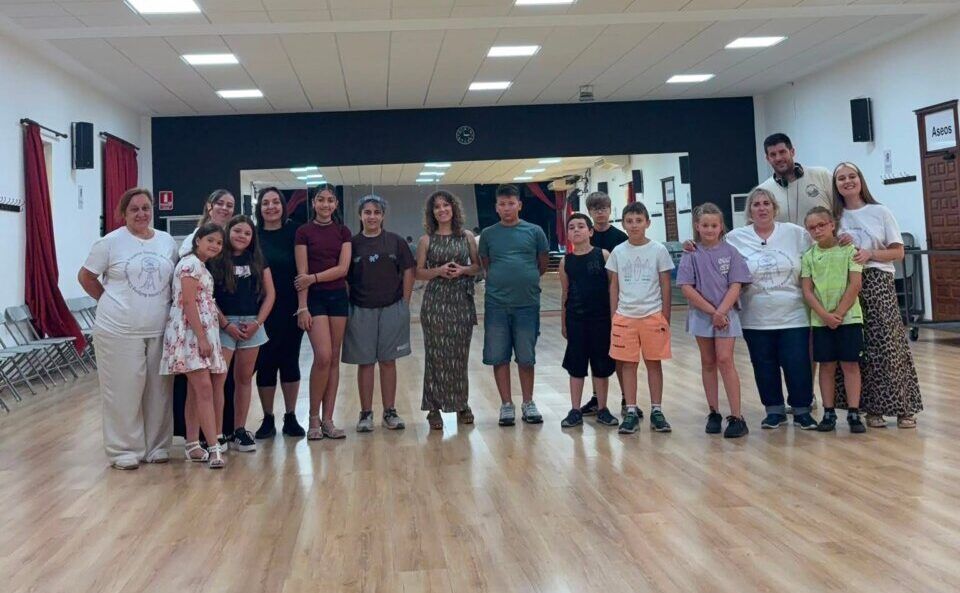 Grupo de niños y adultos en el Proyecto Siamés en Castellanos de Moriscos
