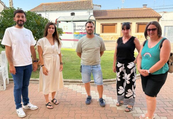 Grupo de personas en Espino de la Orbada discutiendo transporte escolar