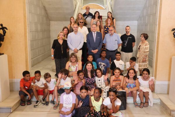 Grupo de niños saharauis en recepción en Salamanca con familias de acogida