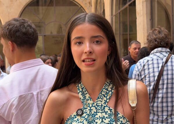 Estudiante recibiendo reconocimiento en evento de la PAU 2026 en la USAL