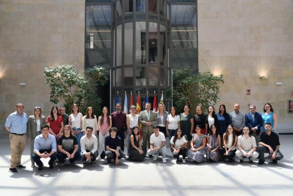 Grupo de castellanos y leoneses reunidos en un evento cultural