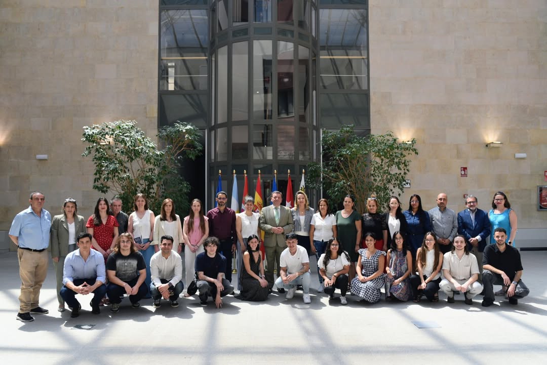Grupo de castellanos y leoneses reunidos en un evento cultural