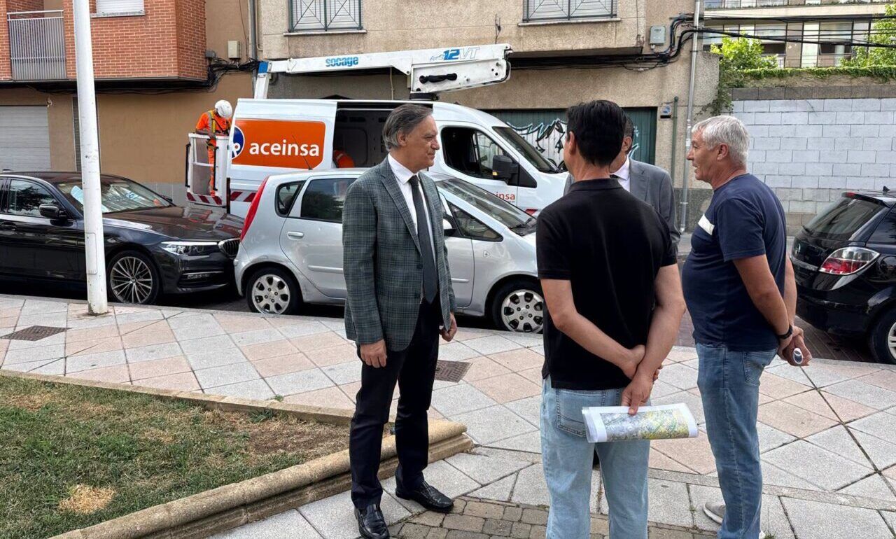 Reunión sobre renovación de luminarias en Salamanca con alcalde y técnicos