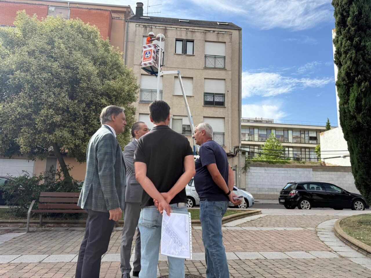 Grupo de personas observando la renovación de luminarias en Salamanca