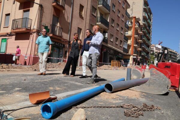 Obras de renovación de la red de agua en Salamanca con tuberías y trabajadores