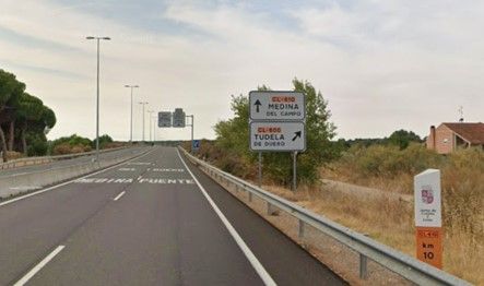 Señalización de carreteras en Castilla y León con señales viales visibles.