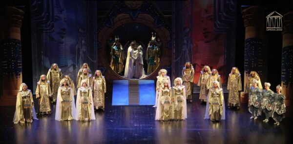 Escena de la ópera La flauta mágica en el CAEM con actores en vestuario dorado