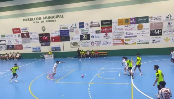 Jugadores compitiendo en un partido de fútbol sala en Alba de Tormes