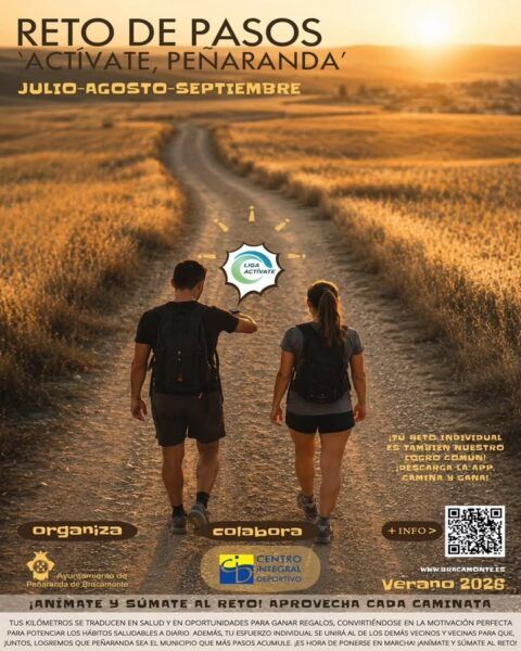 Dos personas caminando por un sendero al atardecer en Peñaranda.