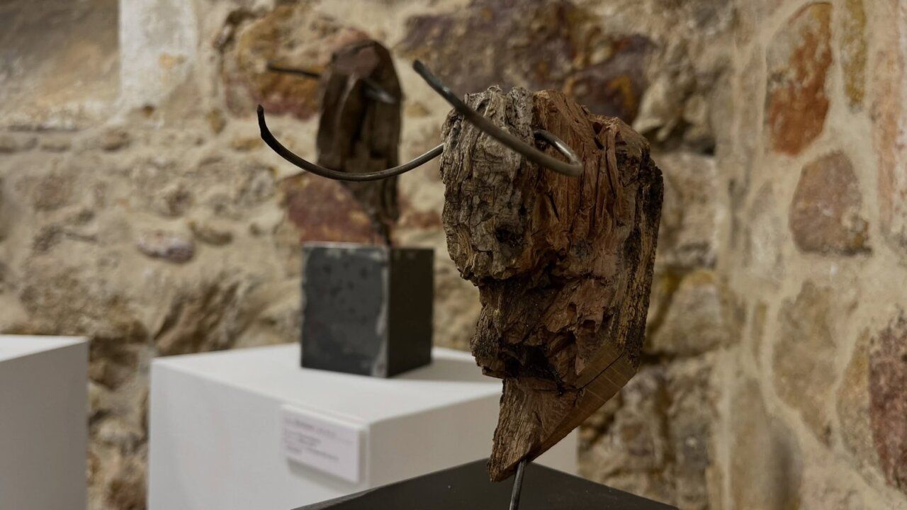 Escultura de madera recuperada en la sala de exposiciones