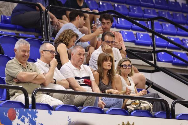 Espectadores en el pabellón durante el partido de baloncesto U18