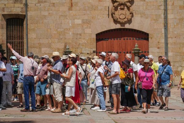 Grupo de turistas en Salamanca disfrutando de un recorrido cultural