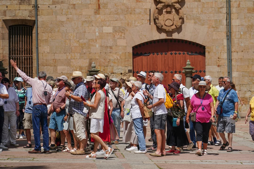 Grupo de turistas en Salamanca disfrutando de un recorrido cultural