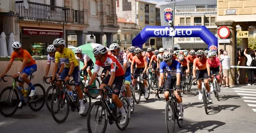 Ciclistas compitiendo en la segunda etapa de la Vuelta Ciclista Cadete en Guijuelo