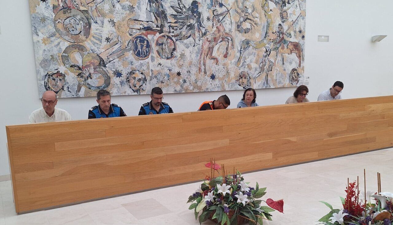 Reunión sobre seguridad en Santa Marta de Tormes con autoridades y flores decorativas