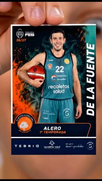 Sergio de la Fuente con la camiseta del Recoletas Salud Carbajosa sosteniendo un balón de baloncesto