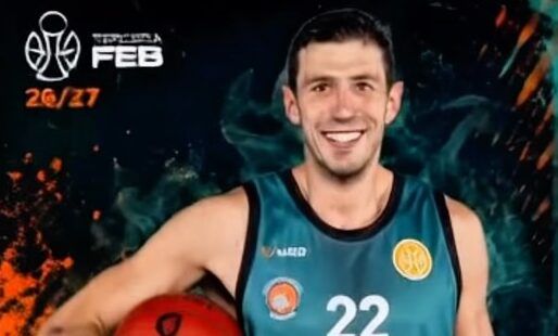 Sergio de la Fuente con la camiseta del Recoletas Salud Carbajosa sosteniendo un balón de baloncesto