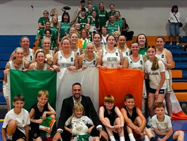 Sergio Irles y el equipo femenino de baloncesto de Irlanda celebrando
